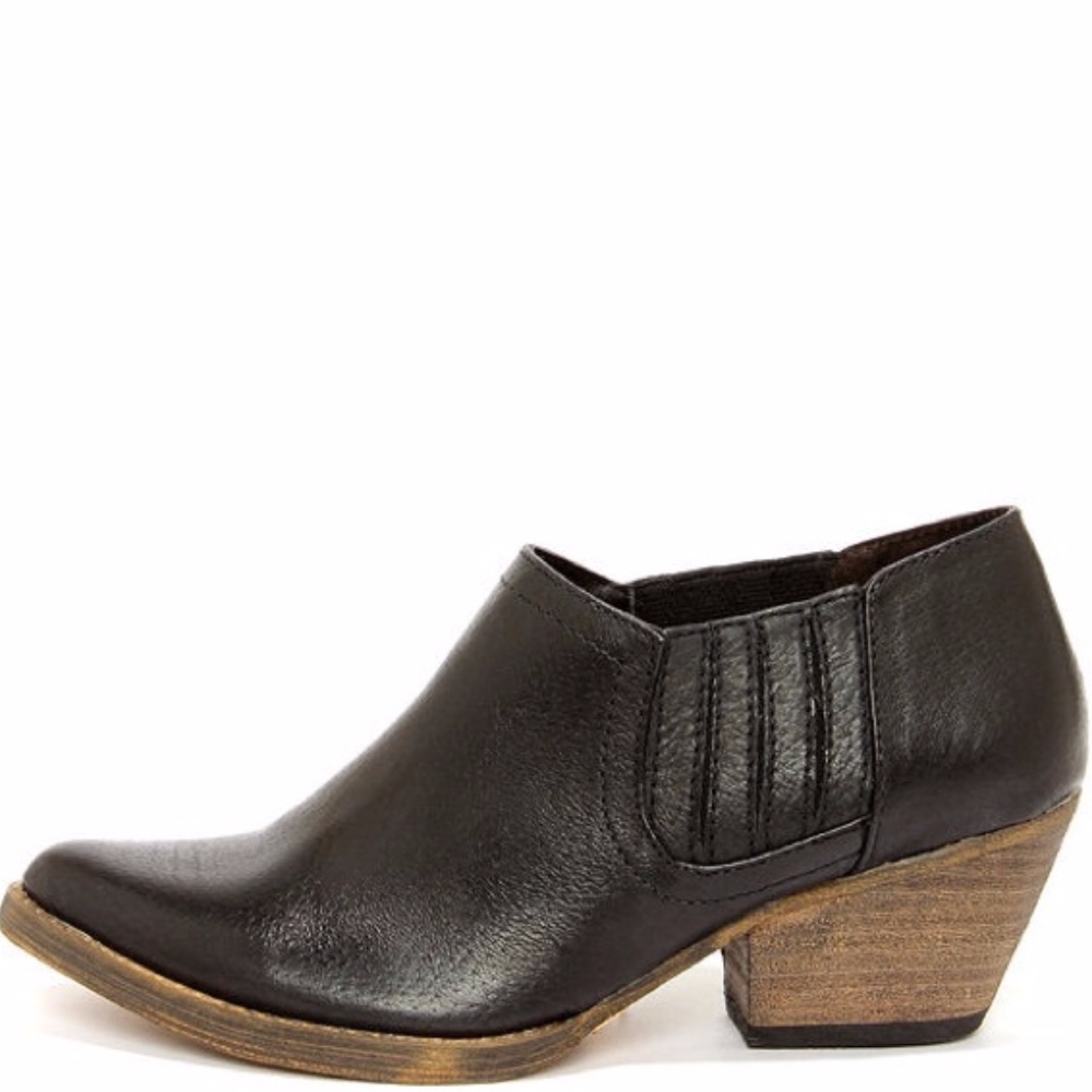 BLACK LEATHER WESTERN ANKLE BOOTIES